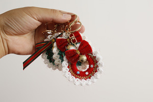 Llavero de corona navideña tejida a mano, adorno colgante festivo de lana ganchillo con lazo, decoración festiva para regalo. - Product Image 5