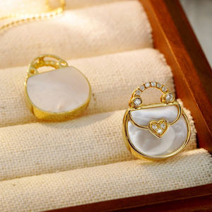 Collier pendentif en or massif 18 carats MaiYi avec nacre et diamants, cadeau de mariage ou de fiançailles - Product Image 2