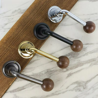 Poignée de porte intérieure design moderne en alliage de zinc, levier en bois de noyer, boule noire