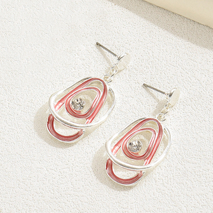 Parure de bijoux fantaisie pour femme : collier et boucles d'oreilles géométriques au design irrégulier, couleurs douces, style luxe léger et élégant - Product Image 3