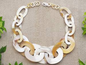 Collier en corne de buffle naturelle, artisanat naturel, bijoux statement faits à la main, inspirés des motifs tribaux et ethniques - Product Image 2