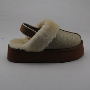 Pantofole con plateau lucido oro con pelliccia a vista - Product Image 3