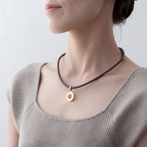 Accesorio versátil para cuello y muñeca ufv de diseño único y alta calidad, color marrón con detalles dorados. - Product Image 4