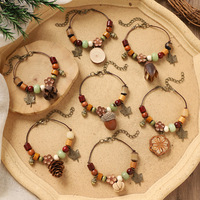 Bracelet ethnique artistique pour femme, style Mori rétro, tressé à la main, avec breloques en alliage en forme de plantes et breloques en forme de fruits naturels et d'acorns