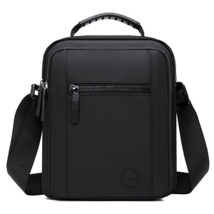 Nouveau sac bandoulière multifonctionnel pour homme, léger, fermeture à glissière, logo en relief, utilisation quotidienne toutes saisons - Product Image 3