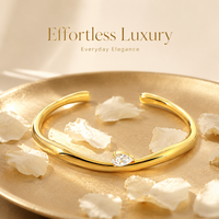 Tendance du moment : Bracelet ouvert irrégulier minimaliste plaqué or 18 carats JAJGI JAJGI-BR-4201 avec pierre précieuse en forme de cœur et goutte d'eau pour femme