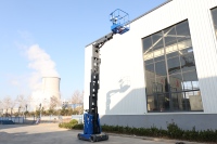 Chariot élévateur à mât vertical électrique AMWP13 7100 Berui avec flèche articulée multidirectionnelle, hauteur de travail 12,5 m pour travaux en hauteur
