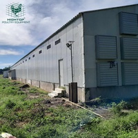 Nave Avícola Prefabricada de Acero con Sistema de Ventilación y Paneles de Enfriamiento Evaporativo para Climas Tropicales