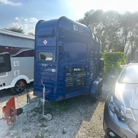 Vente flash Remorque à chevaux Food truck Chariot à glaces Bar à bière mobile Restauration de rue Remorque à chevaux vintage personnalisée pour les fêtes