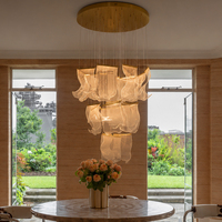 Lustre suspendu décoratif en acrylique courbé avec canopée en laiton brossé couleur champagne et éclairage LED pour projet d'éclairage d'escalier de duplex