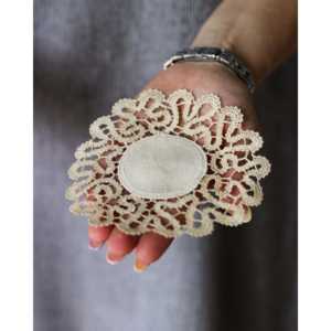 Ensemble de douze sous-verres en lin et dentelle Pietrochianese, tapis en liège écologiques pour la décoration de la maison, utilisation au restaurant, emballés - Product Image 3