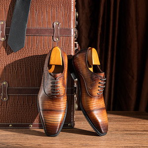 Zapatos de hombre de cuero formal de negocios en relieve con punta cuadrada para hombres de moda hechos de cuero de vaca de primera calidad - Product Image 5