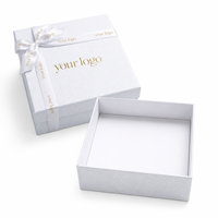 Boîte cadeau rigide de luxe avec papier texturé gaufré, logo en feuille d'or et ruban en satin pour parfums, cosmétiques et emballages cadeaux