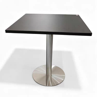 Table de restaurant carrée en bois grainé sur mesure, base en métal à piétement unique, table de café commerciale résistante aux taches et facile à nettoyer