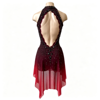 Robe de compétition de patinage artistique rouge bordeaux dégradé, col montant halter, dos ouvert ajouré, jupe asymétrique, ornée de strass