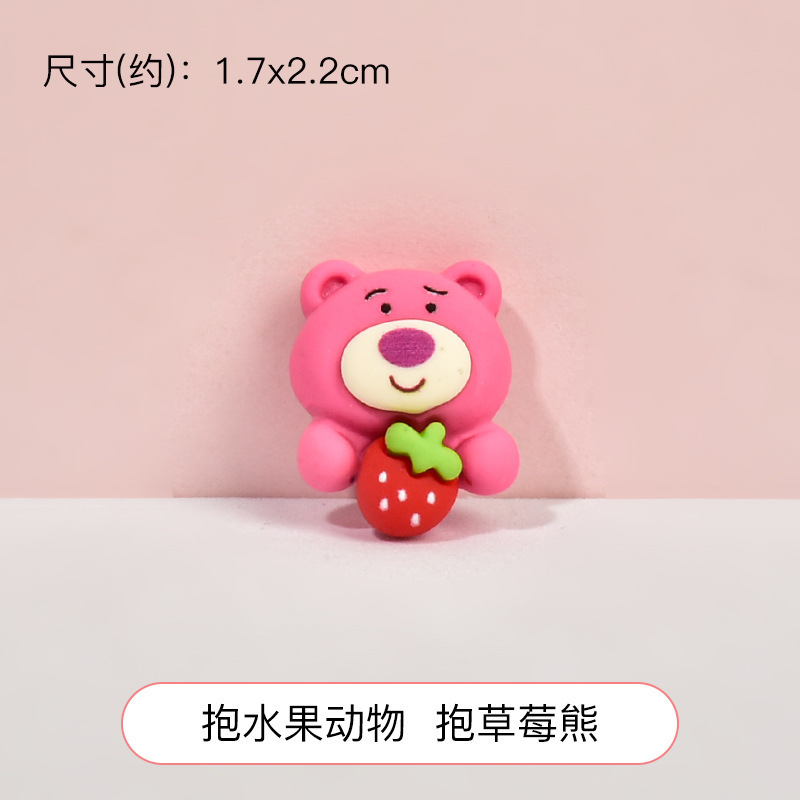 ถือตุ๊กตาหมีสตรอว์เบอร์รี