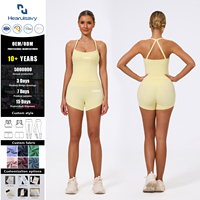 Ensemble de yoga 2 pièces uni pour femme, respirant et léger, avec débardeur dos croisé et short taille haute, idéal pour la gym, le fitness et la course à pied
