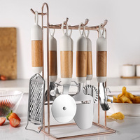 Manuel de vente directe Outils de cuisine ménagers durables Fournitures Râpe Coupe-pizza Spatule Cuillère à crème glacée Bouteille