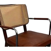 Chaise de salle à manger en rotin avec accoudoirs, siège rembourré en cuir PU, structure en bois, accents métalliques pour la salle à manger