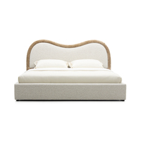 Lit double minimaliste avec tête de lit ondulée en tissu bouclé et cadre en pin