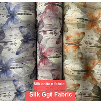 Tissu en mousseline de soie imprimé floral Voir à travers le tulle imprimé de fleurs adapté à la robe d'été ou à la robe de soirée par la cour bleu marine
