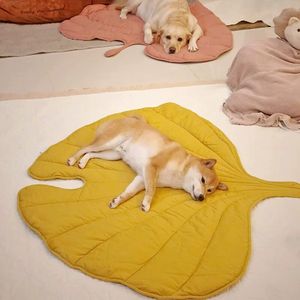 Colchón de gato a la moda con forma de hoja, nido de perro de doble cara, cálido, cómodo, cama de dibujos animados para mascotas, alfombrilla, manta grande - Product Image 1
