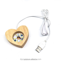 Vente en gros de jolie boule de cristal colorée en bois Base de lampe en forme de cœur USB Ornement de base Lampe en forme de cœur à LED pour la décoration de la maison