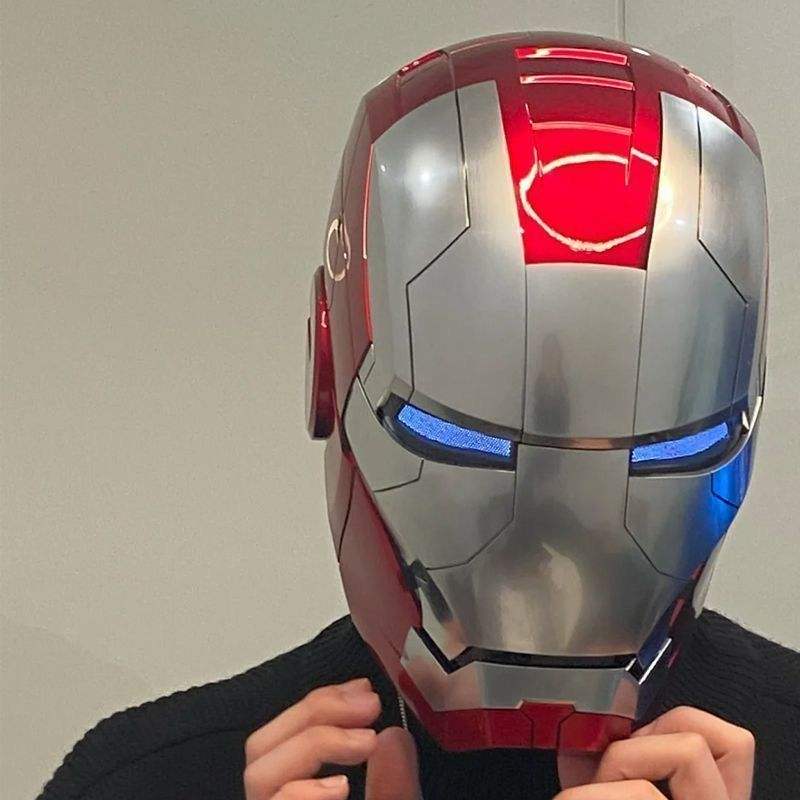 Article phare - Casque argenté en acier - Activation en un clic avec éclairage.