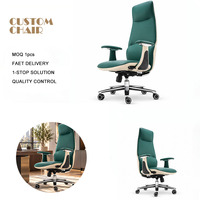 Chaise de bureau de direction vert foncé avec garniture crème, appui-tête intégré, dossier ergonomique et base roulante, chaise de direction en cuir