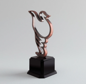 Statue en forme d'oiseau abstraite personnalisée avec socle en <span class=keywords><strong>bois</strong></span>, trophée d'artisanat en métal, technique de coulée, concept - Product Image 1