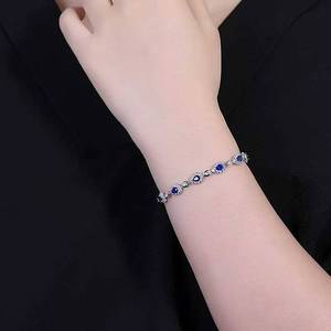 กำไลข้อมือทองคำ 18K ประดับด้วยไพลินธรรมชาติจากศรีลังกา 4.18 กะรัต ฝังด้วยไพลินสีขาว 121 เม็ด รูปทรงลูกแพร์ ประดับด้วยเพชรแบบ Halo เครื่องประดับอัญมณีชั้นดี - Product Image 4
