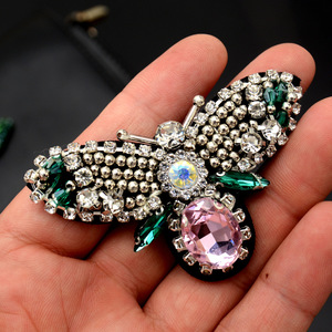 Gros fait à la main perlé patch vert diamant abeille fleur coudre sur tissu <span class=keywords><strong>strass</strong></span> applique <span class=keywords><strong>paillettes</strong></span> patchs personnalisés <span class=keywords><strong>pour</strong></span> <span class=keywords><strong>vêtements</strong></span> - Product Image 2