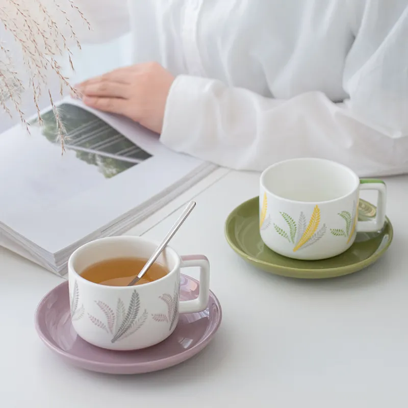 Tazza da caffè e piattino in ceramica personalizzati con decalcomania tazza di Design stampata con fiori in ceramica all'ingrosso