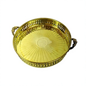 Plateau de service rond vintage en métal doré avec poignées, bord ajouré poli, motif soleil, pour fête, fait main, en bronze - Product Image 1