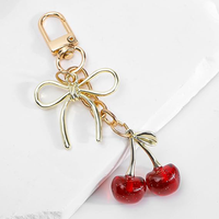Porte-clés de luxe en cerise de qualité supérieure avec nœud doré et paillettes, breloques pour sacs à main haut de gamme, cadeau de luxe pour femmes, livraison rapide