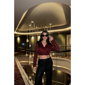 Chemisier asymétrique croisé pour femme avec logo brodé bordeaux, tailles XS-XL, en mousseline et tissu tricoté, idéal pour les soirées d'automne - Product Image 4