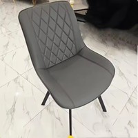 Chaises de salle à manger en cuir italien modernes et luxueuses avec structure métallique, imperméables et durables pour un usage en appartement