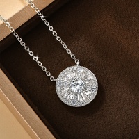 Nouveau Collier en Moissanite Ronde et Trapézoïdale, Bijoux Fins, Accessoires de Mode Sophistiqués, Pendentif Breloque Roue Nuptiale, Cadeau