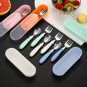 Juego de tenedor y cuchara portátiles de acero inoxidable 304 para bebés con estuche de 0 a 12 meses - Product Image 1