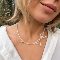 Collier perlé Go2boho avec lettre M et détail nœud, imitation perle plaqué or, bijoux cadeau pour femme