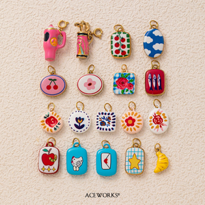 Miniaturas Vintage para el Día a Día |   Colgantes de Esmalte Pintados a Mano con Baño de Oro PVD de 18K |   Impermeable, Hipoalergénico y Resistente al Deslustre - Product Image 3