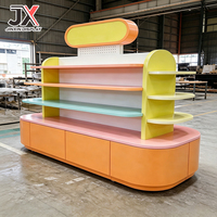 Comptoir de vente au détail incurvé sur mesure, design pastel, avec présentoir étagé et armoire de rangement, pour boutique, pâtisserie, papeterie