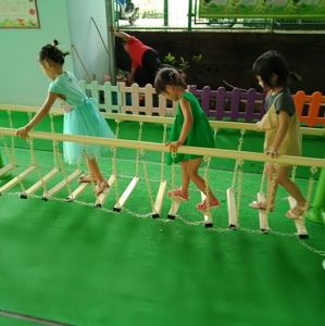 สะพานสมดุลเสริมพัฒนาการเด็ก ทนทาน พร้อมสายยางยืดสำหรับสนามเด็กเล่นในร่ม - Product Image 6