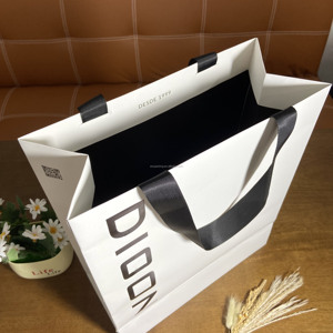Sacs de shopping en papier kraft de luxe avec logo personnalisé, poignée en ruban, biodégradables et aseptiques pour l'emballage de vêtements, de chaussures et de cadeaux - Product Image 2