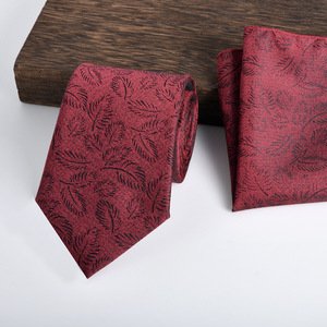 Conjunto de 2 Piezas de Corbata y Pañuelo de Bolsillo en Jacquard Color <span class=keywords><strong>Vino</strong></span> Tinto de 8 cm para Atuendo Formal de Oficina, Disponible en Stock - Product Image 3
