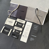 Étiquettes suspendues personnalisées en papier cartonné bleu importé avec marquage à chaud or-noir, étiquettes de cou beige, étiquettes d'entretien en satin TPU blanc