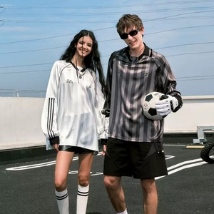 เสื้อยืดคอวี แขนยาว ลายทางสไตล์เรโทร แบบยูนิเซ็กซ์ แห้งเร็ว สวมใส่สบาย เหมาะสำหรับแฟนฟุตบอล พร้อมบริการ OEM - Product Image 1