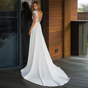 Nuovo Arrivo Abito da Sposa Sirena Sottile con Scollo a V e Piccola Coda, Ideale anche per Serate Eleganti - Product Image 3