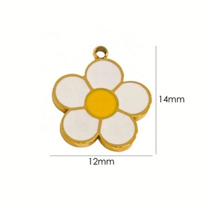 Vente en gros de bijoux personnalisés : Breloques et pendentifs mignons en acier inoxydable plaqué or, breloques DIY colorées en émail motif fleur et arc-en-ciel - Product Image 5
