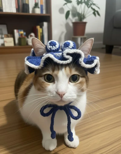 Chapeau pour animaux de compagnie au crochet bleu et blanc, accessoire de cosplay pour chat et chien, coiffe amusante à volants, accessoire de fête d'hiver, motif personnalisable - Product Image 1